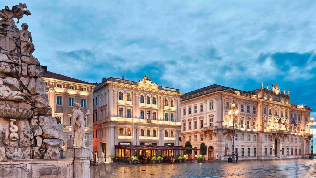 Piazza Unità d’Italia a Trieste con palazzi storici affacciati sul mare