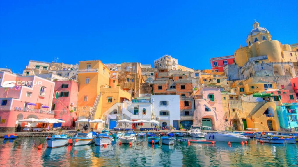 Marina di Corricella a Procida con case colorate affacciate sul mare nel Golfo di Napoli