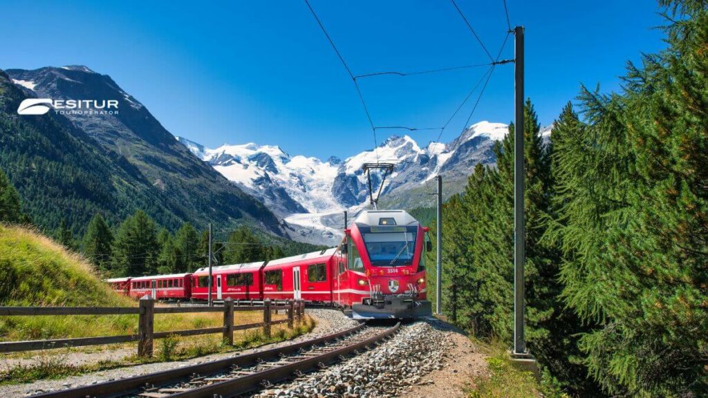 Il Trenino Rosso del Bernina tra le Alpi svizzere, tappa iconica di un viaggio tra Lago di Como e St Moritz