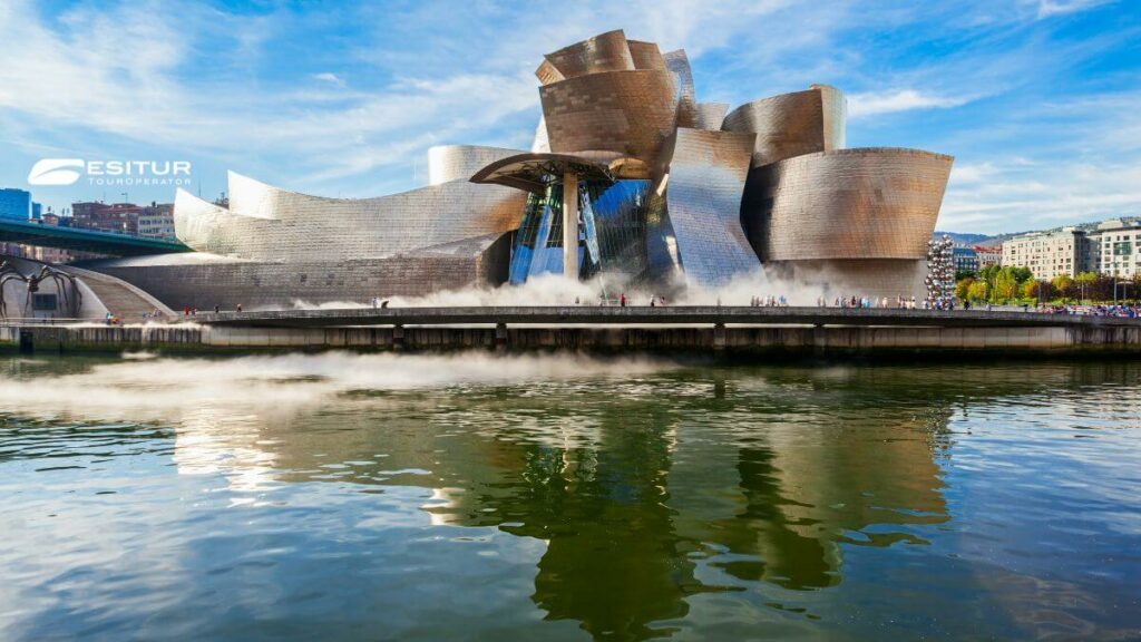 Vista del Museo Guggenheim di Bilbao affacciato sul fiume durante un tour in Spagna del Nord