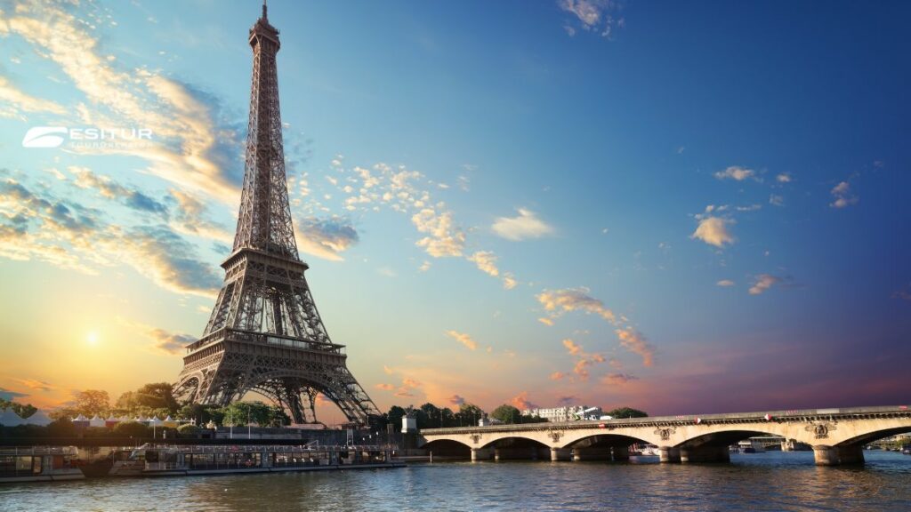 La Tour Eiffel al tramonto lungo la Senna, viaggio a Parigi La Ville Lumiere con Esitur