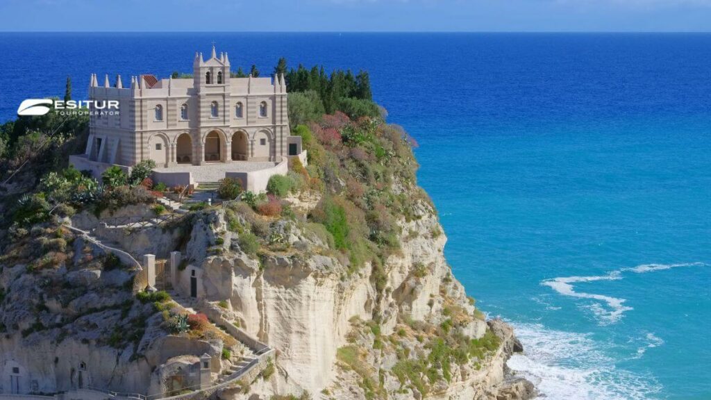 Santuario di Santa Maria dell’Isola sul promontorio di Tropea, Calabria e Isole Eolie in un viaggio sul Tirreno