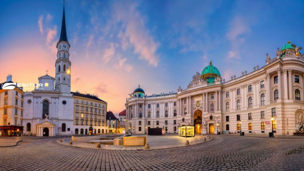 Michaelerplatz al tramonto con la Hofburg e la chiesa di San Michele, durante il viaggio Capodanno a Vienna in libertà