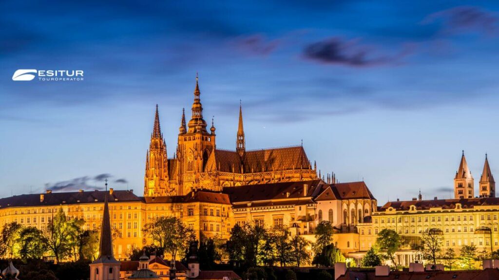 Centro storico di Praga illuminato nel periodo natalizio con mercatini e architetture storiche della città boema