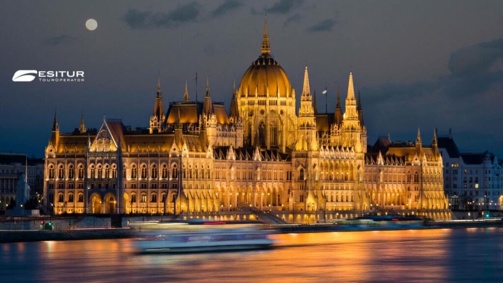 Parlamento di Budapest illuminato sul Danubio di notte, tappa del viaggio Capodanno Budapest e Ungheria