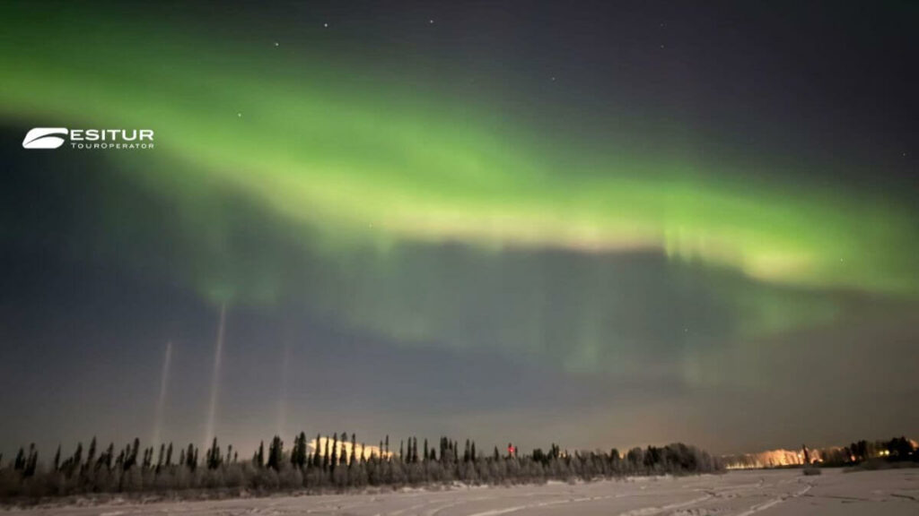 Foto di viaggio organizzato a Rovaniemi con neve, luci invernali e scenario del Villaggio di Babbo Natale in Lapponia.