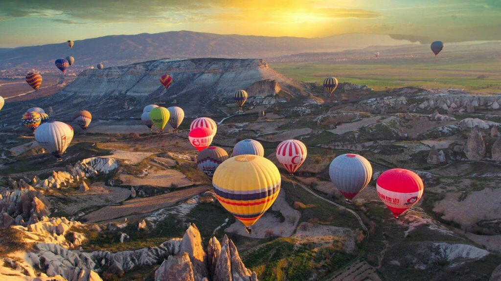 Mongolfiere in volo sulle valli rocciose all’alba, Istanbul e Cappadocia Prestige in tour