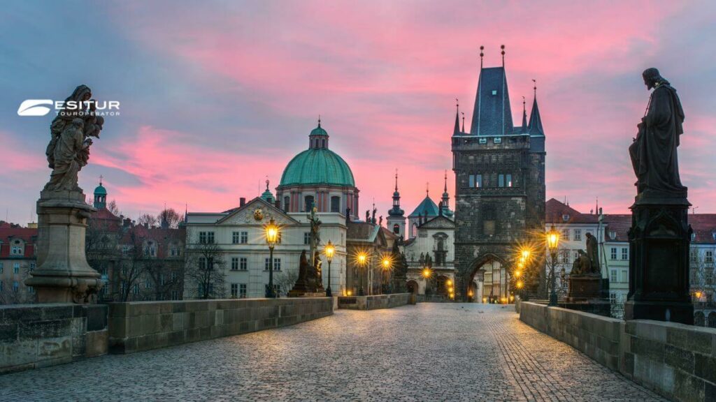 Foto di viaggio a Praga con skyline storico, torri gotiche e scorcio panoramico della capitale boema.