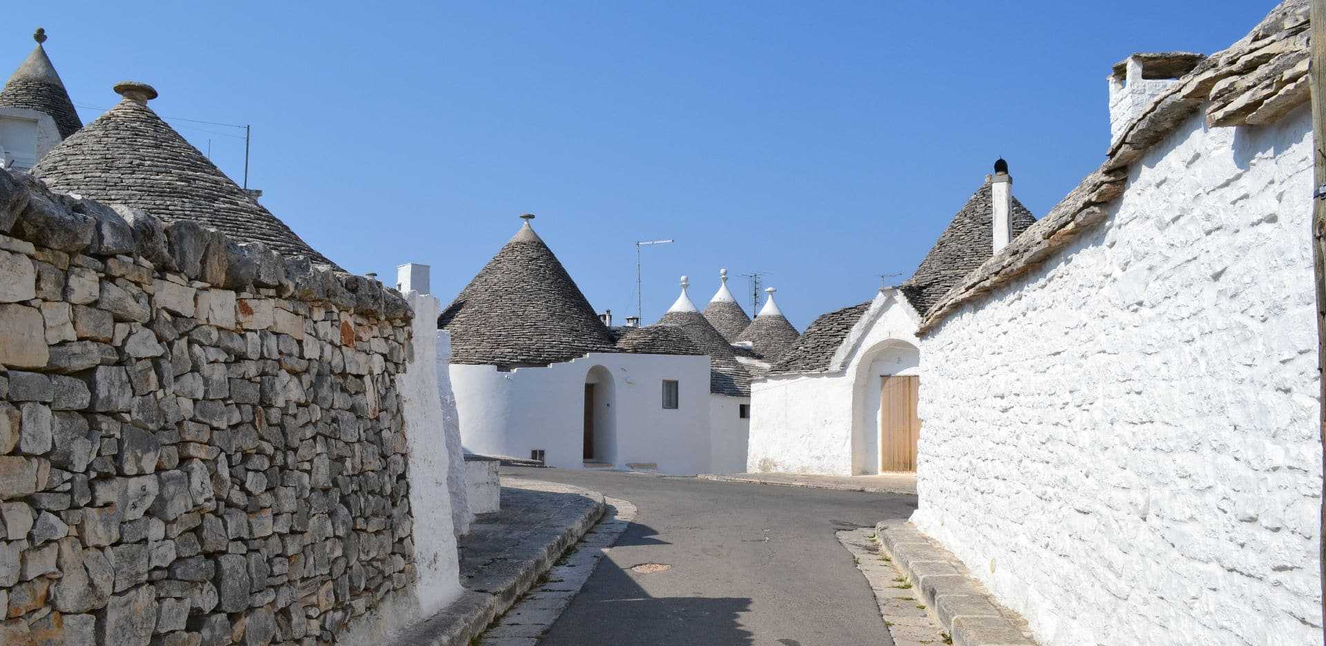 le bianche cittanine trani matera alberobello Trekking tra grotte, trulli e ulivi