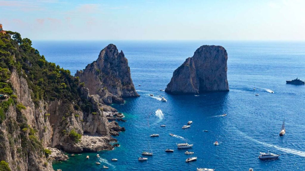 Veduta della Costiera Amalfitana con mare blu e i faraglioni