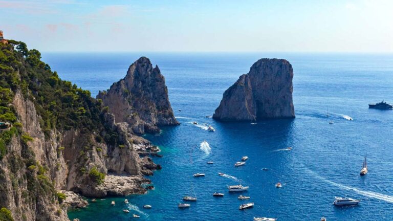 Veduta della Costiera Amalfitana con mare blu e i faraglioni