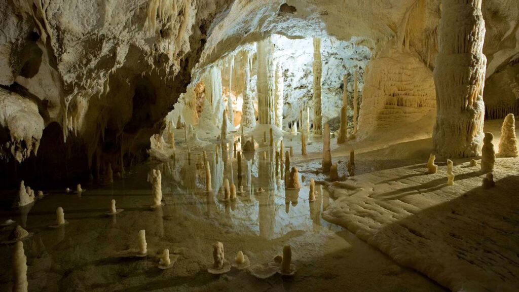 grotte di frasassi a genga viaggio nelle marche organizzato