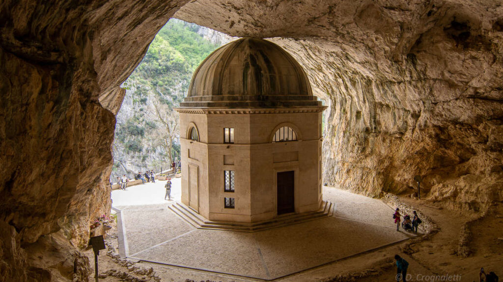 tempio del valadier viaggi organizzati nelle marche