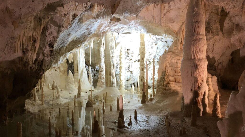 grotte di frasassi viaggi organizzati nella marche
