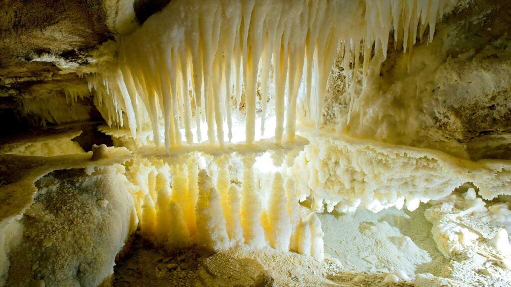 viaggio organizzato alle grotte di frasassi nel cuore delle marche