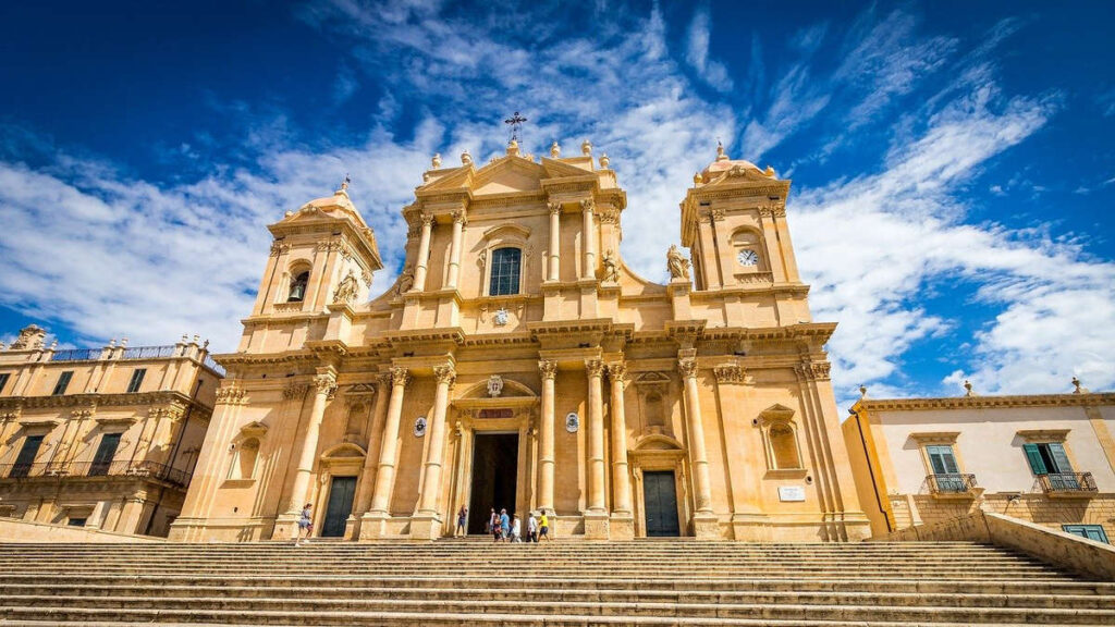 Cattedrale barocca di Noto vista dalla scalinata, Sicilia – i luoghi di Montalbano in un tour tra i set della fiction