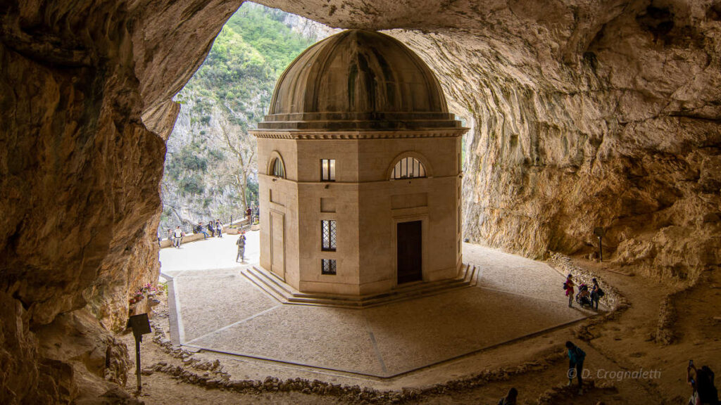 tempio-del-valadie-viaggi-organizzati-photo-trekking-marche