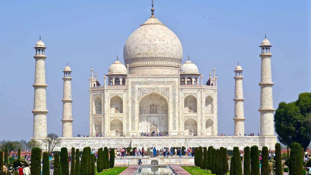 Il Taj Mahal ad Agra con giardini e minareti nel viaggio India Il Triangolo d’Oro
