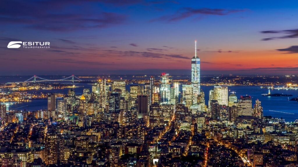Capodanno a New York con skyline illuminato di Manhattan, Empire State Building e atmosfera festiva tra le luci della città