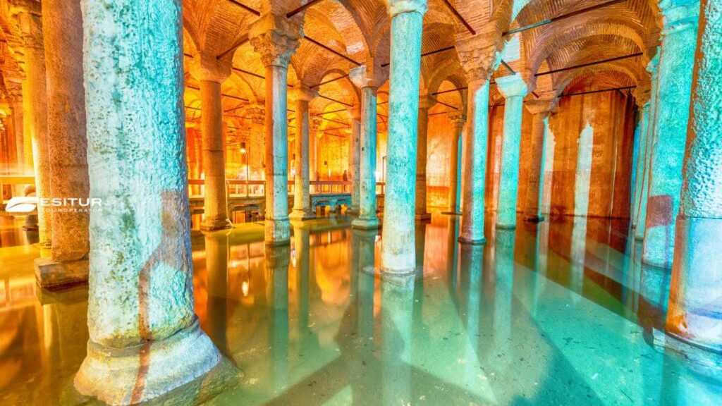 Interno della Cisterna Basilica di Istanbul, tappa affascinante di un tour in Turchia