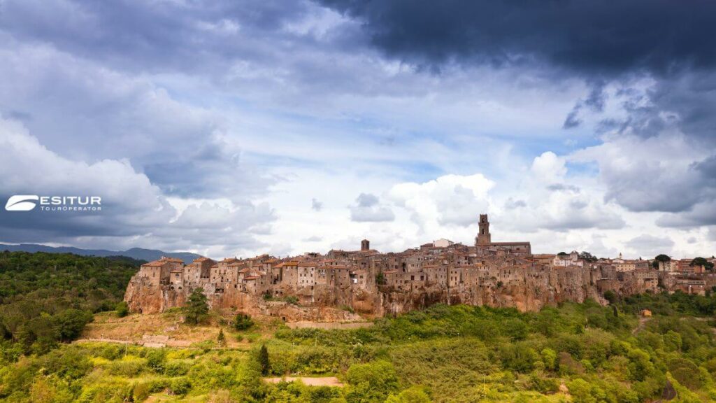 viaggio organizzato a pitigliano trekking e lago di bolsena