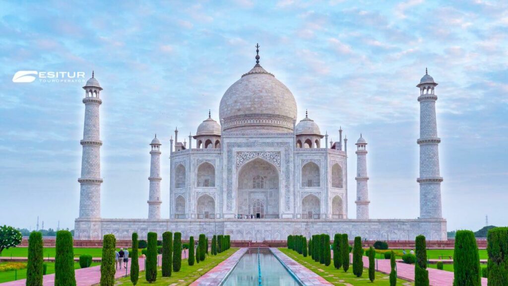Foto di viaggio in India con palazzo storico, architetture moghul e atmosfera culturale tra Jaipur, Agra e Delhi.