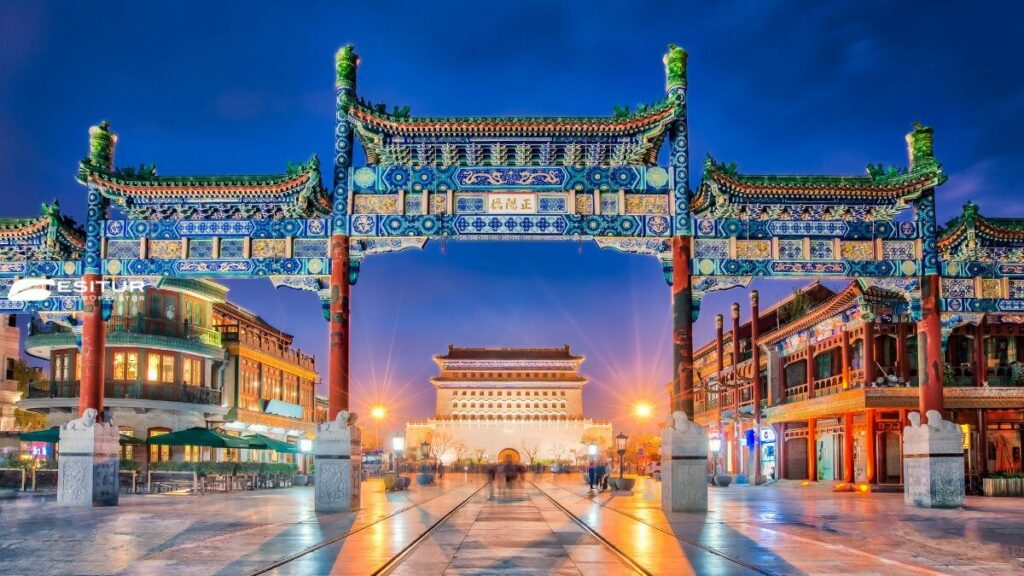 Arco monumentale di Qianmen Street illuminato di sera a Pechino, durante il tour Highlights Cina