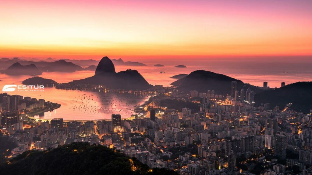 Panorama del Brasile con Cristo Redentore di Rio de Janeiro, skyline urbano e natura tropicale