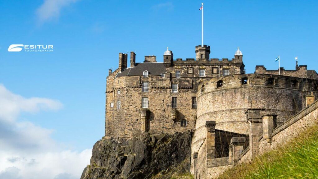 Panorama di Edimburgo con il Castello in primo piano - cosa vedere in Scozia